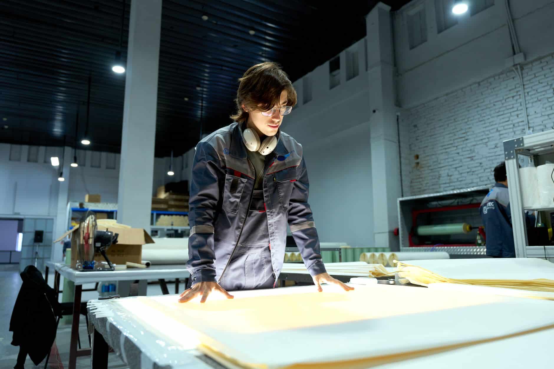 Inspetor de qualidade examinando produto em fábrica na China antes do embarque