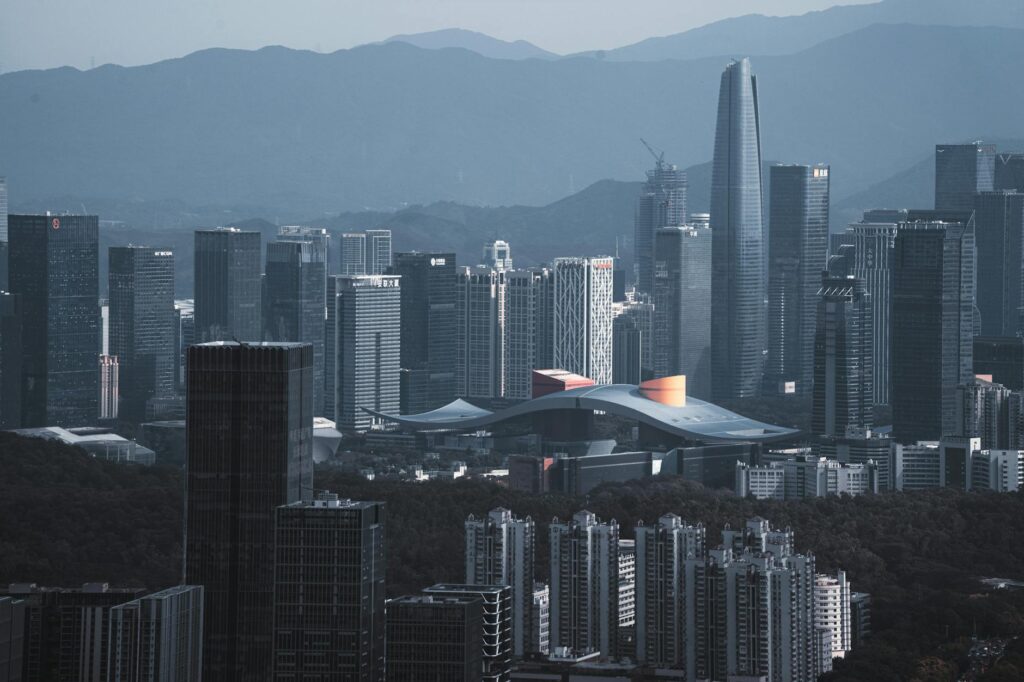 Skyline de Shenzhen ao crepúsculo com montanhas ao fundo — guia B2B do importador 2026 (Huaqiangbei, Yantian, GBA)