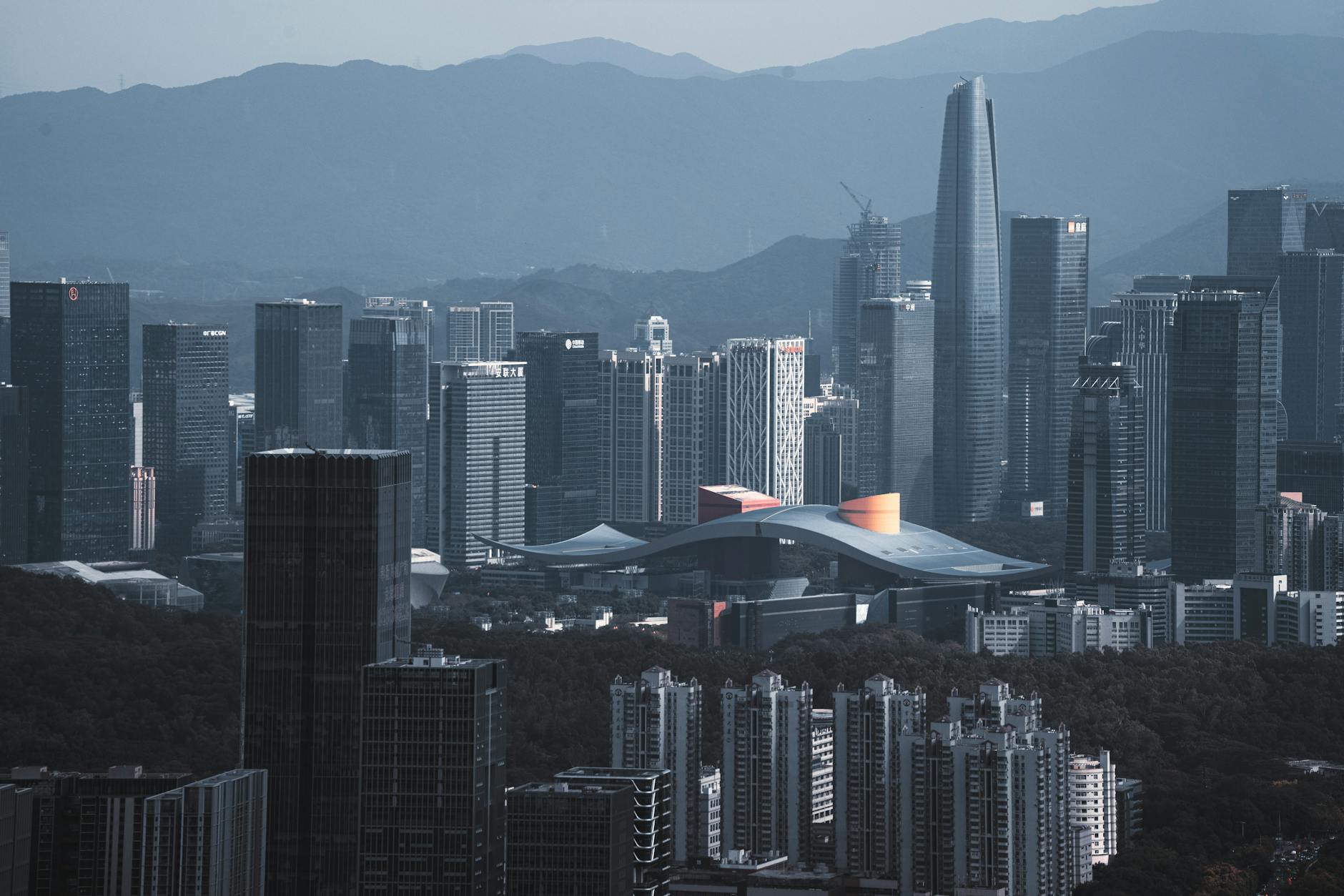 Skyline de Shenzhen ao crepúsculo com montanhas ao fundo — guia B2B do importador 2026 (Huaqiangbei, Yantian, GBA)