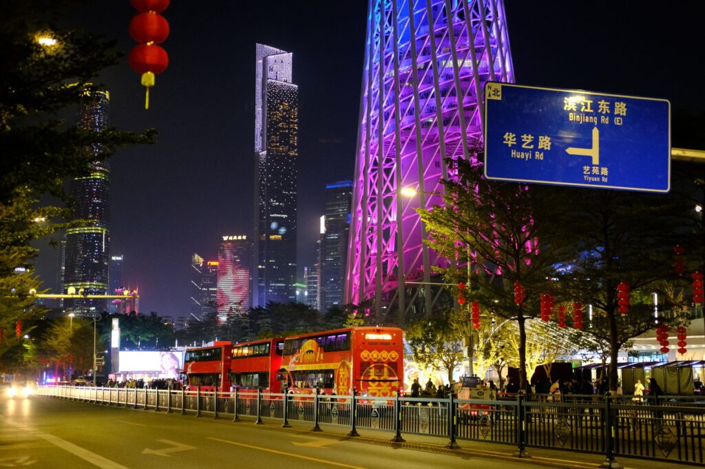 Torre de Cantão em Guangzhou à noite, polo de importação da China