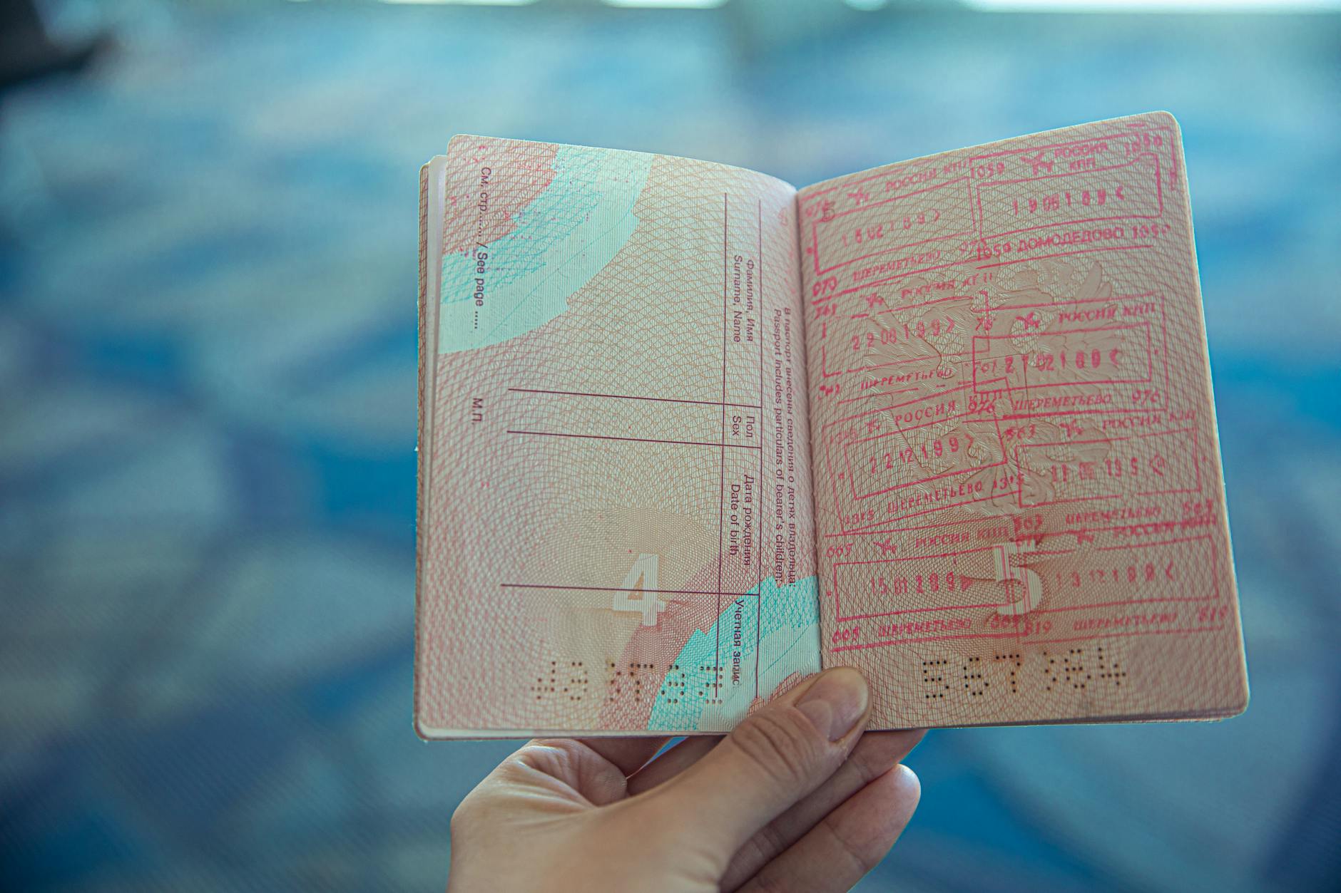 Passaporte aberto com carimbos de visto internacional — documentação para viagem de negócios à China