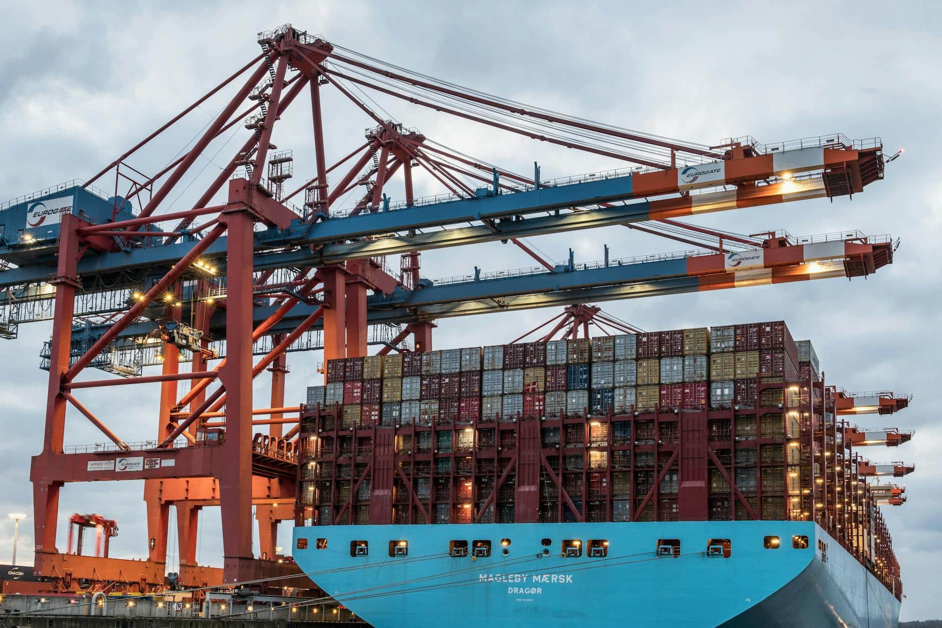 Navio porta-contêineres Maersk sendo carregado por guindastes em porto internacional para exportação da China