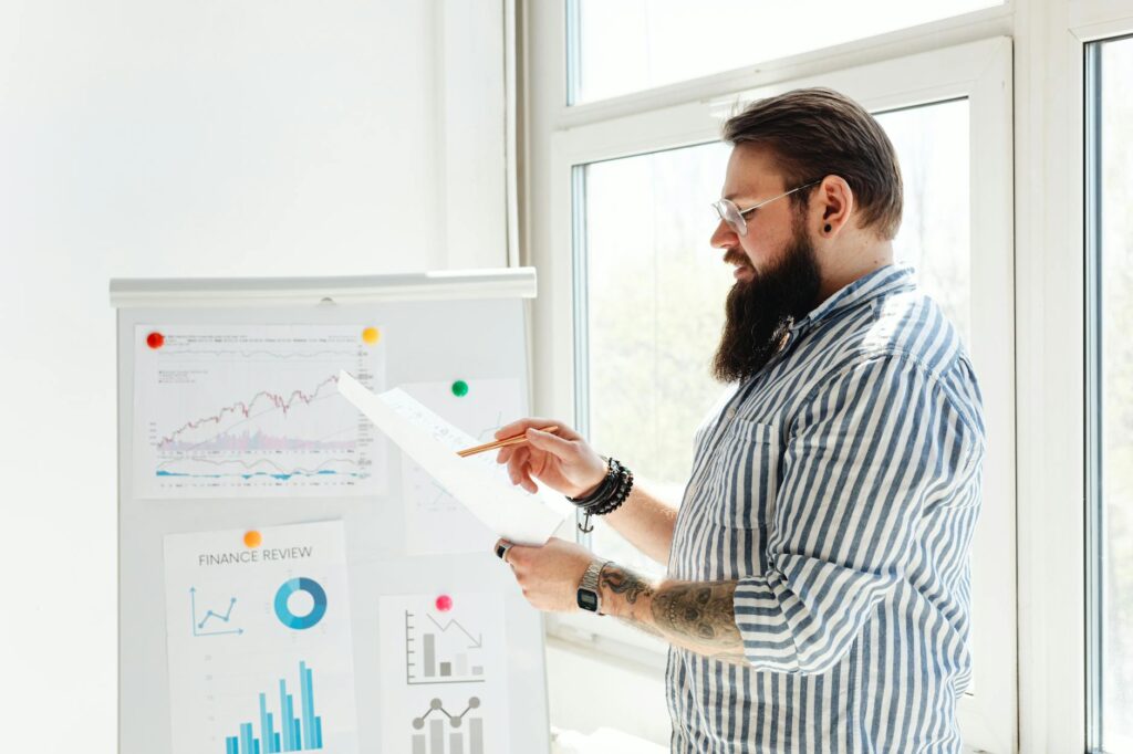Analista revisando matriz de classificação financeira com gráficos de quadrantes