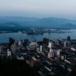ICMS diferido na importação 2026 — vista aérea da cidade de Santos com o porto ao fundo, principal entrada marítima do Brasil para operações com diferimento estadual