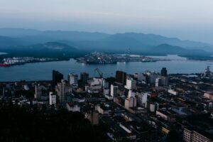 ICMS diferido na importação 2026 — vista aérea da cidade de Santos com o porto ao fundo, principal entrada marítima do Brasil para operações com diferimento estadual