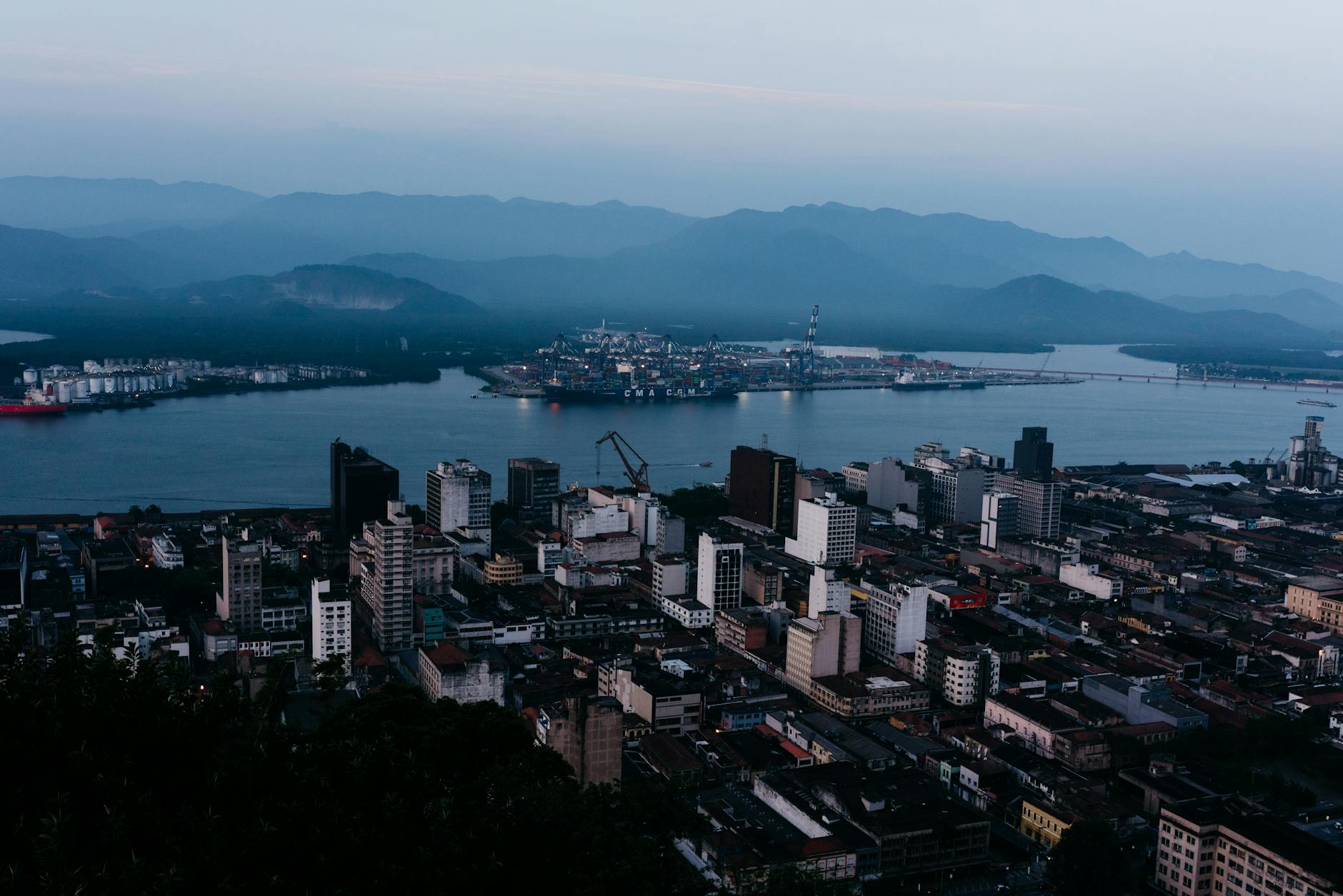 ICMS diferido na importação 2026 — vista aérea da cidade de Santos com o porto ao fundo, principal entrada marítima do Brasil para operações com diferimento estadual