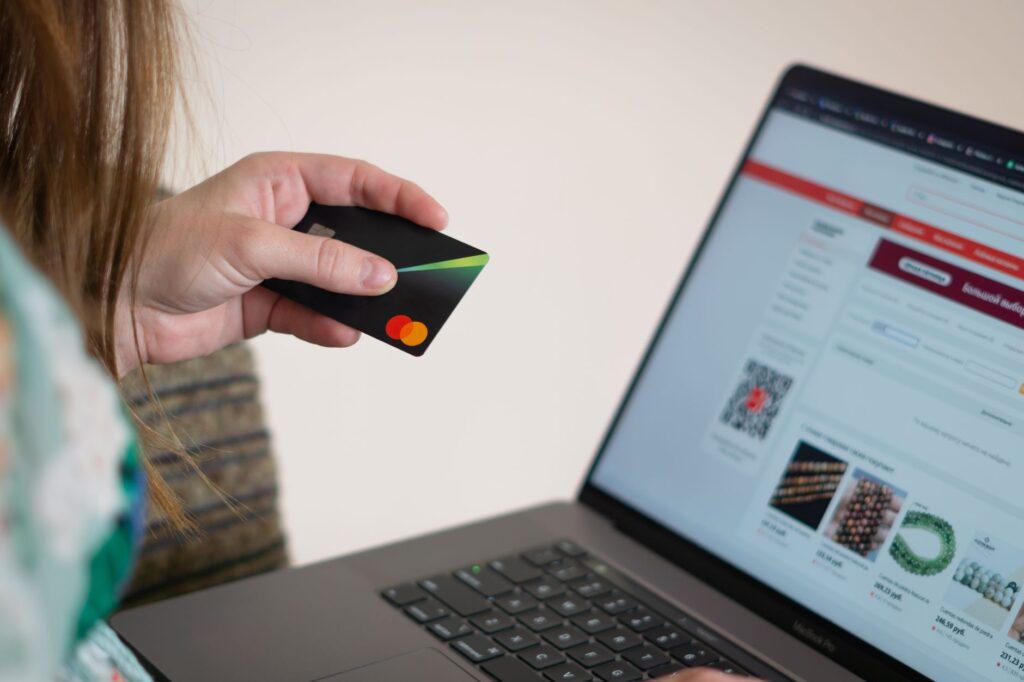 Comprar em site da China — cartão de crédito e marketplace chinês no laptop