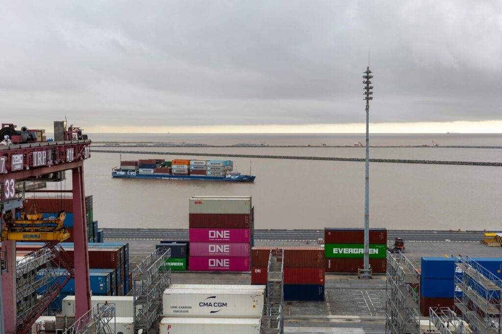 Navio porta-contêineres em porto — importação da China para o Brasil