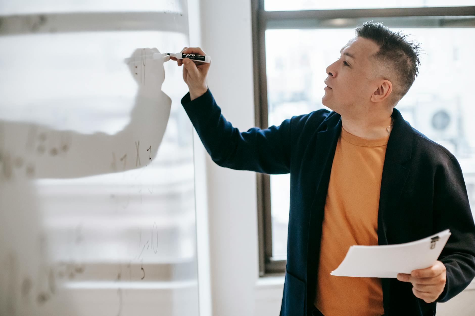 Profissional em videochamada com fornecedor - sourcing call estrategica