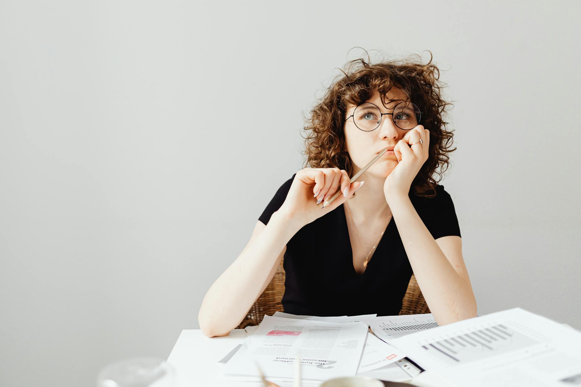 Time analisando matriz de classificacao estrategica em reuniao de procurement