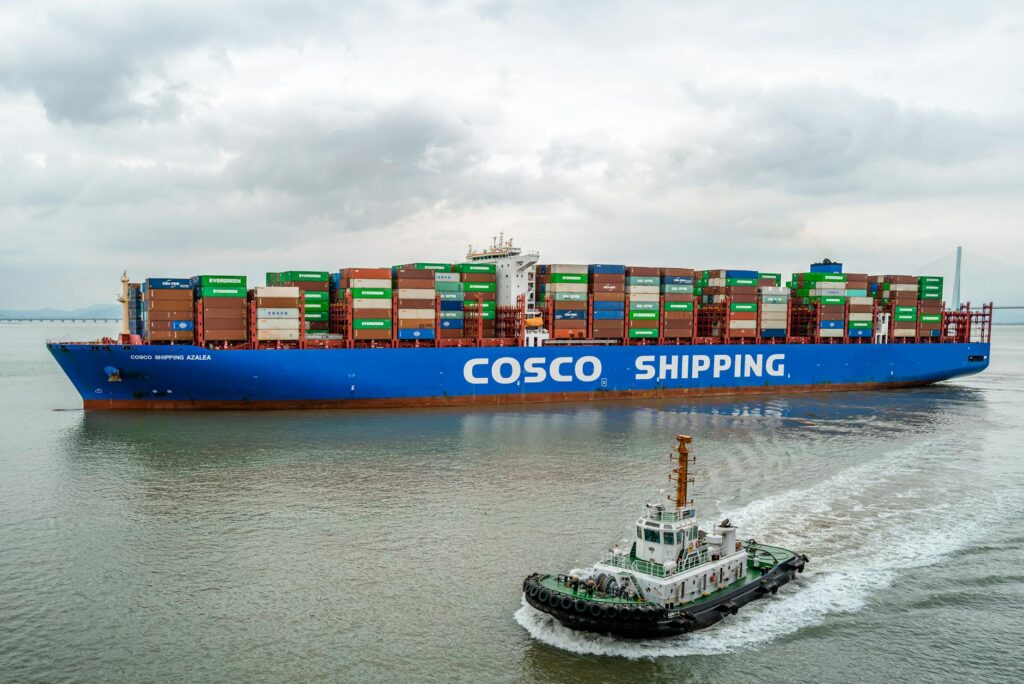 Navio porta-contêineres saindo de porto chinês carregado de cargas de importadores brasileiros