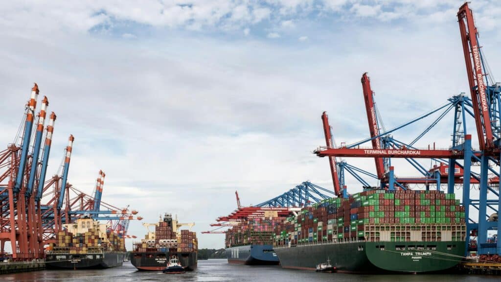 Navio porta-contêineres no porto de Hamburgo carregado com cargas de tradings companies internacionais