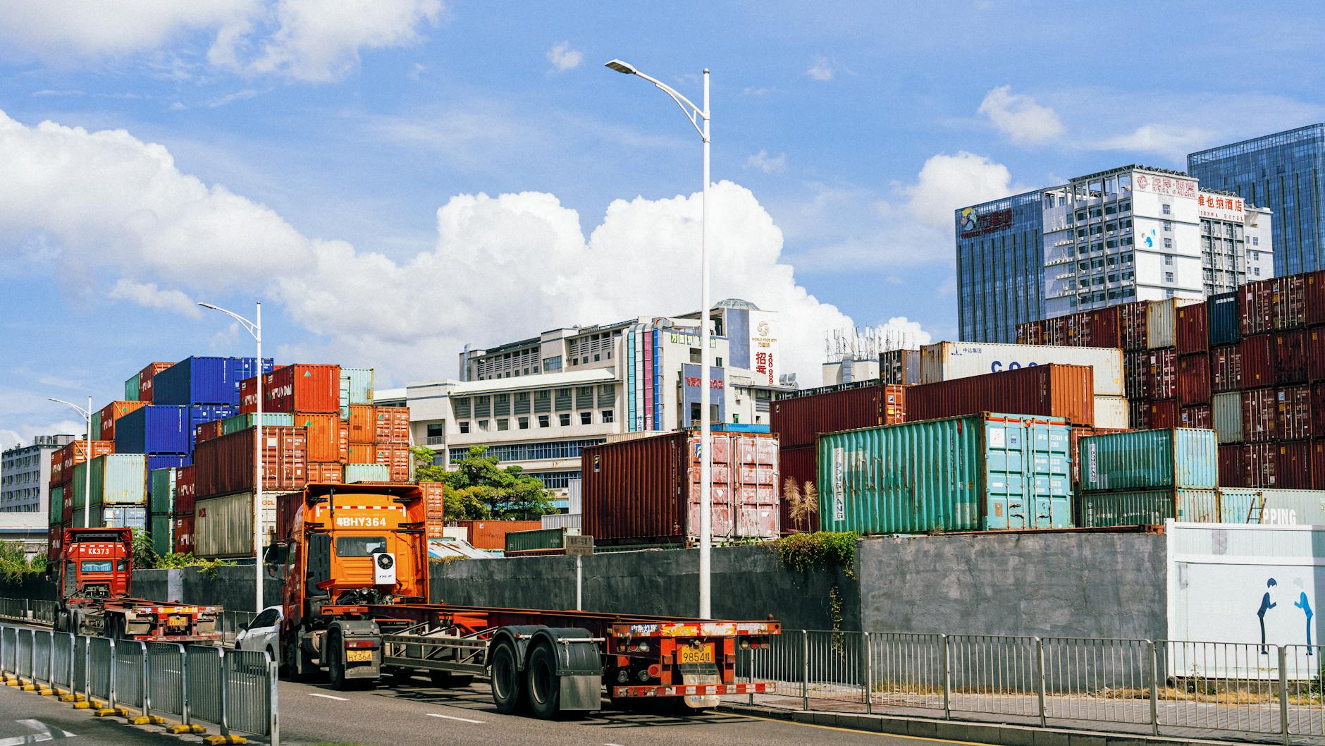 Operação FCA - contêiner sendo entregue ao transportador no terminal portuário