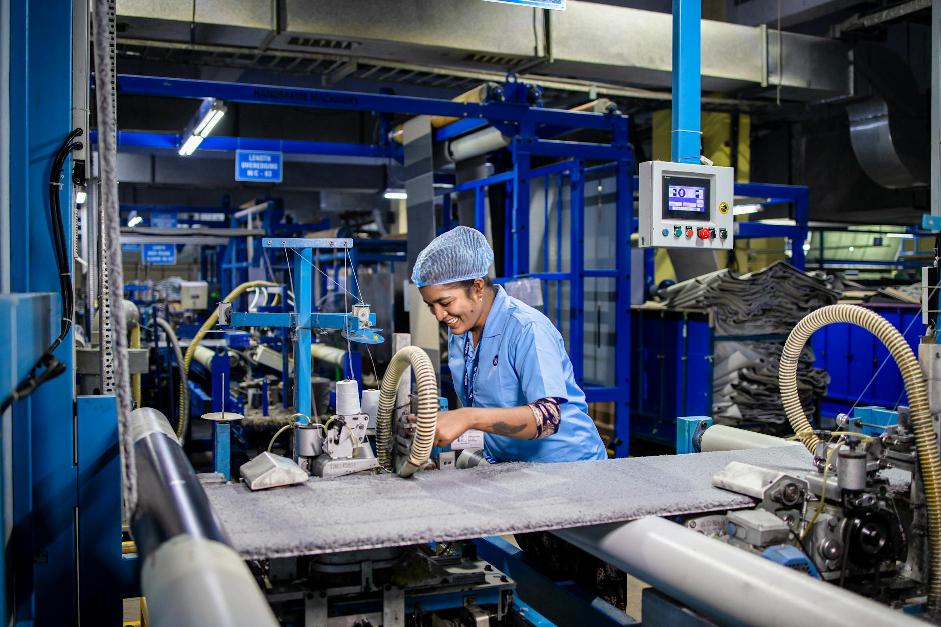 Auditoria de fábrica chinesa: inspetor verificando linha de produção, máquinas e operadores em chão de fábrica
