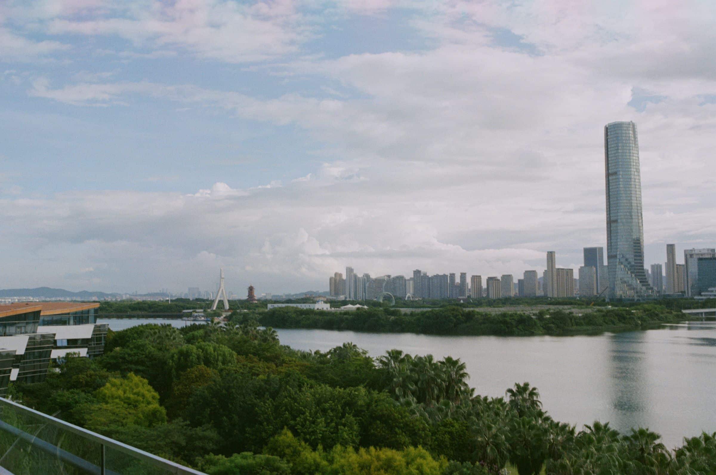 Paisagem urbana de Guangzhou com rio, polo logístico de importação