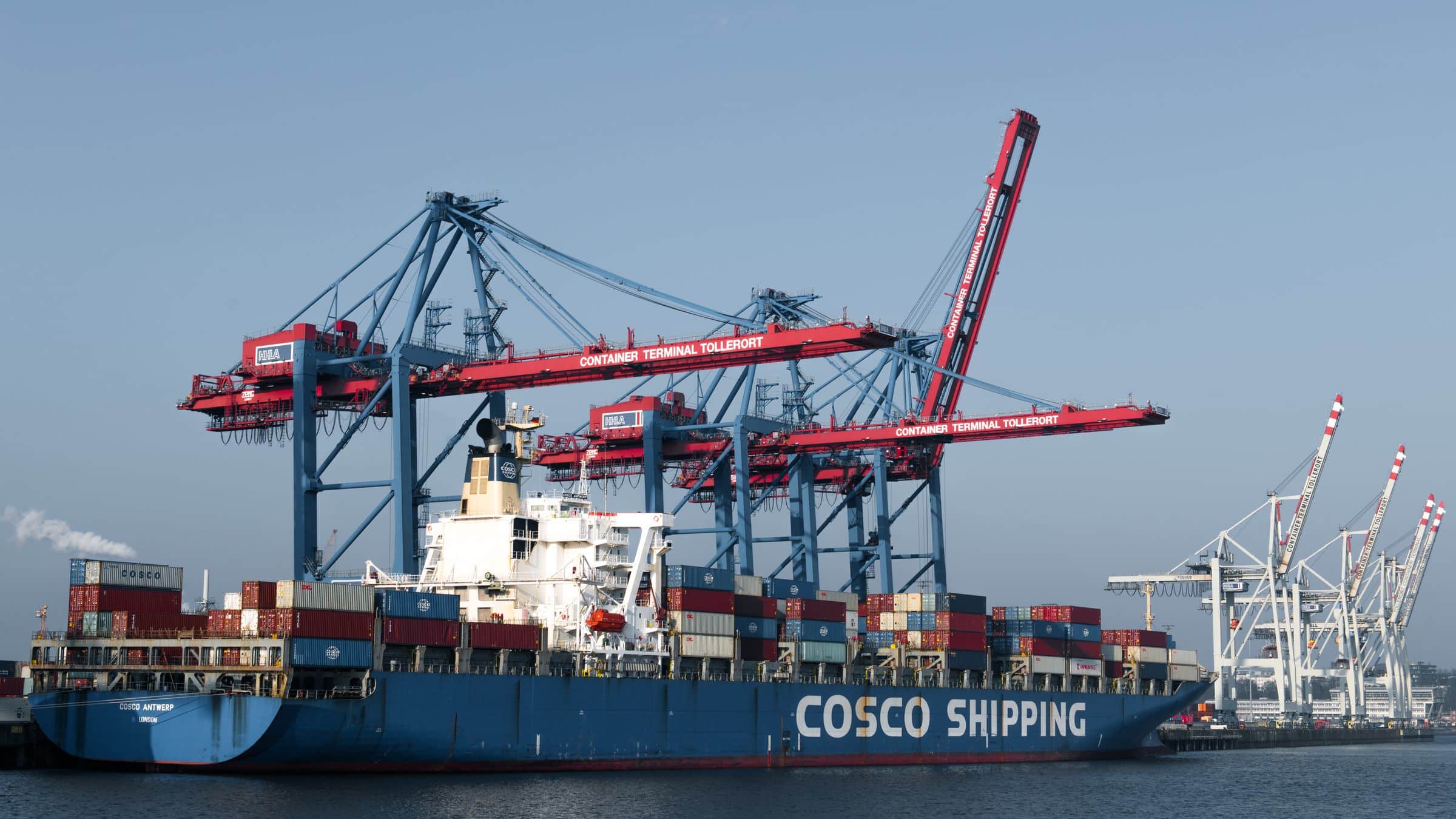 Supervisão de carregamento de contêiner COSCO em porto na China