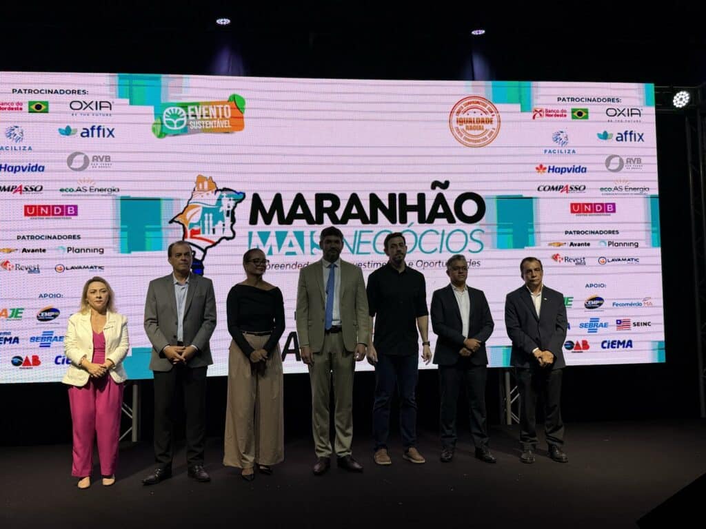 Autoridades e palestrantes no palco do Maranhão Mais Negócios 2026, evento da Associação Comercial do Maranhão em São Luís