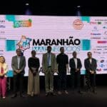 Autoridades e palestrantes no palco do Maranhão Mais Negócios 2026, evento da Associação Comercial do Maranhão em São Luís