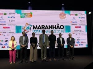 Autoridades e palestrantes no palco do Maranhão Mais Negócios 2026, evento da Associação Comercial do Maranhão em São Luís