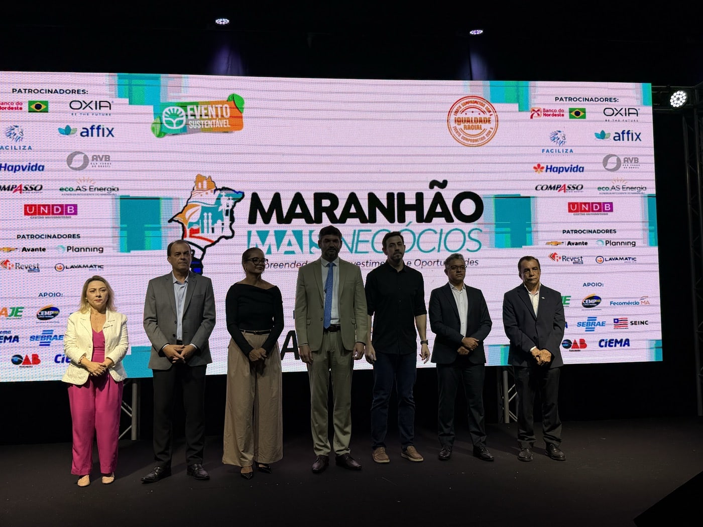 Autoridades e palestrantes no palco do Maranhão Mais Negócios 2026, evento da Associação Comercial do Maranhão em São Luís